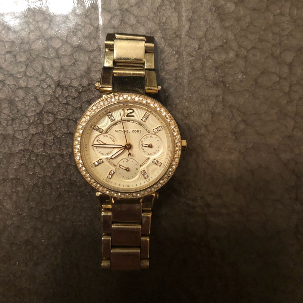 Michael Kors Watch with cubic zirconium derailing